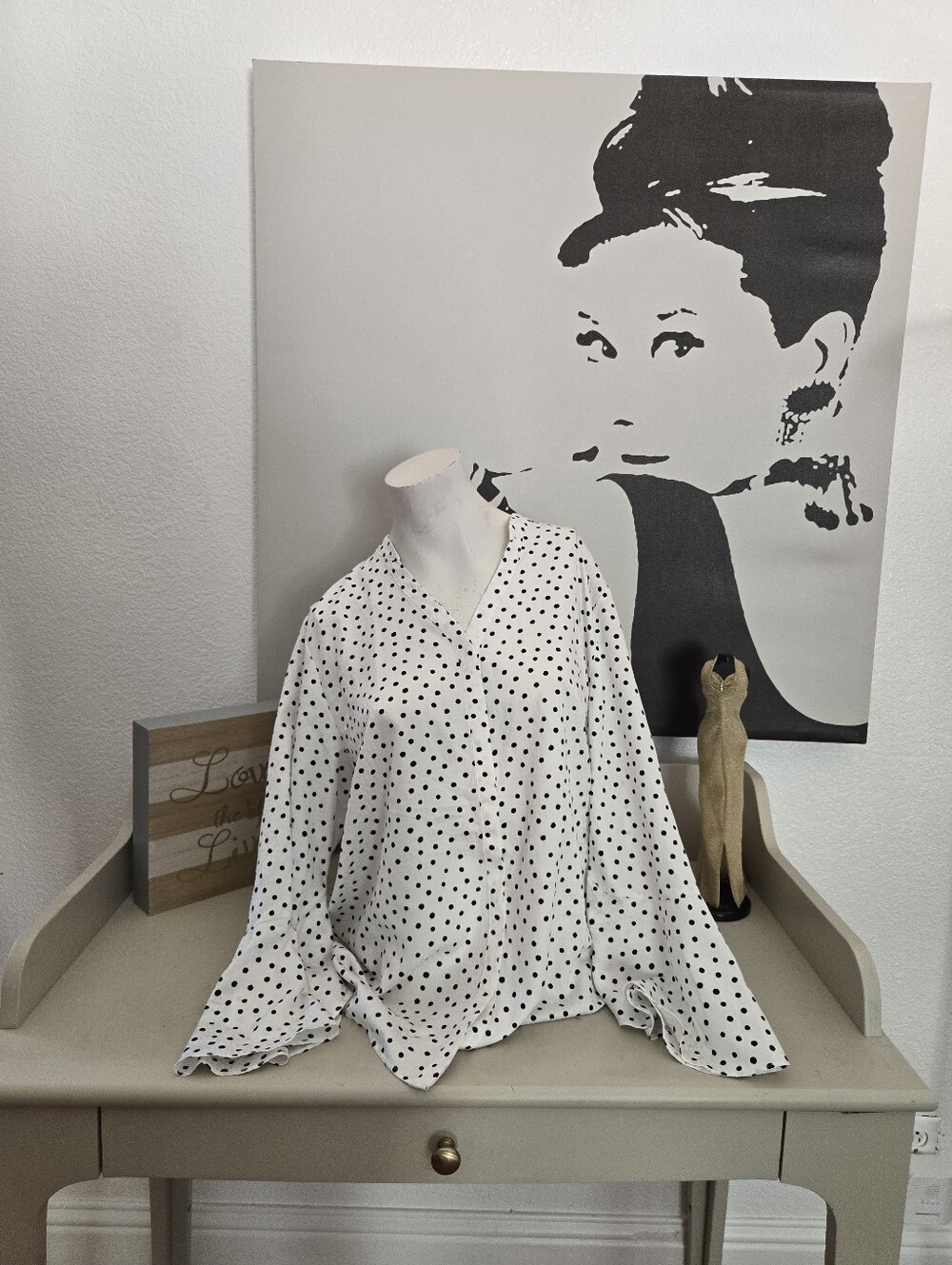 NWT Women's Chico's White Polka Dot V-Neck Buttoned Up Blouse Size 2